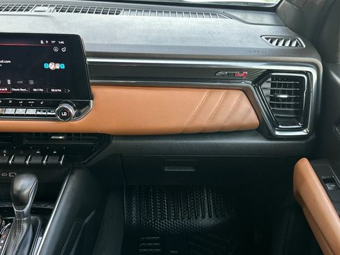 Used 2025 GMC Canyon AT4 image 28