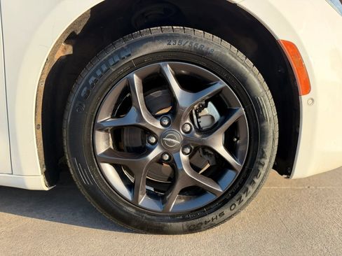 Used 2019 Chrysler Pacifica Touring-L Plus w/ Advanced Safetytec Group FWD image 17