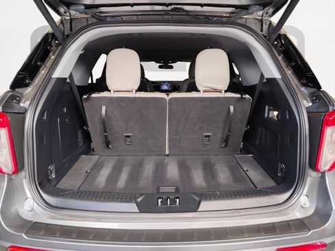 Used 2023 Ford Explorer XLT RWD image 13