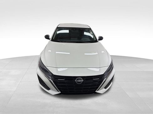 Used 2025 Nissan Altima 2.5 SV FWD image 2