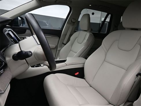 Used 2024 Volvo XC90 B5 Plus w/ Protection Package Premier image 9