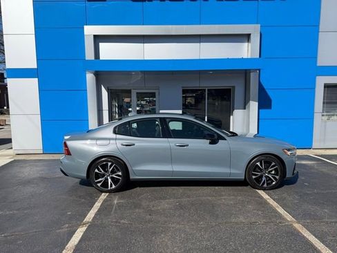 Used 2024 Volvo S60 B5 Core image 4