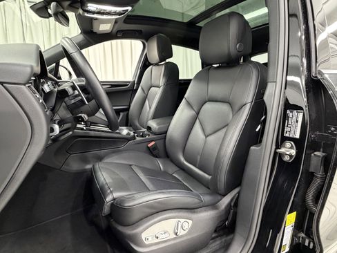 Certified 2025 Porsche Macan image 30