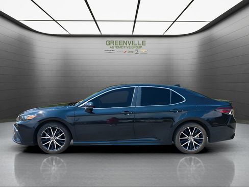 Used 2023 Toyota Camry SE image 2