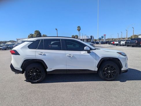 Used 2022 Toyota RAV4 SE image 3