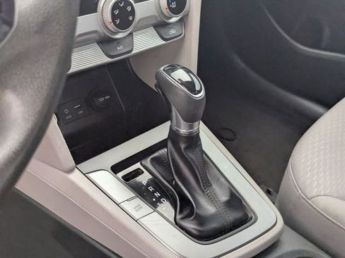 Used 2019 Hyundai Elantra SE image 10