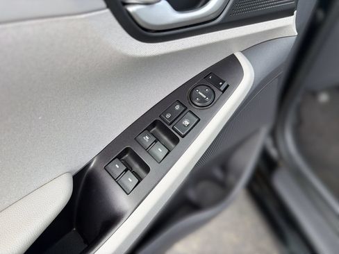 Used 2019 Hyundai Ioniq Plug-In Hybrid FWD image 14