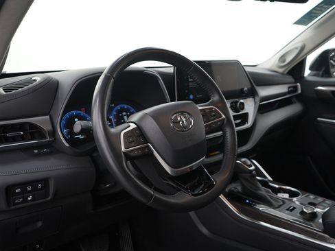 Used 2024 Toyota Highlander Limited AWD/4WD image 30