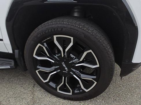 Used 2025 GMC Sierra EV Denali AWD/4WD image 23