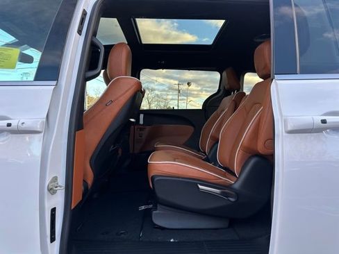 New 2026 Chrysler Pacifica Pinnacle image 19
