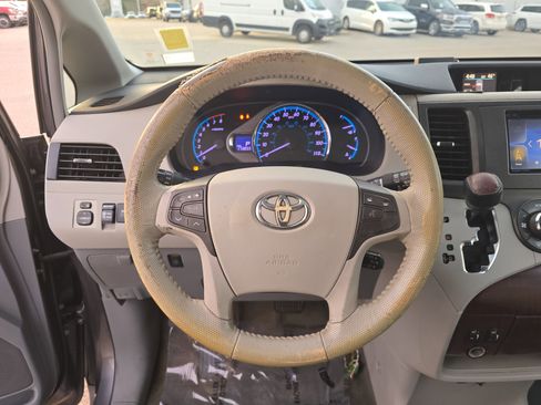 Used 2011 Toyota Sienna XLE image 18