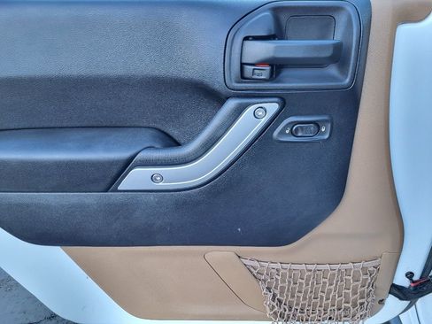 Used 2014 Jeep Wrangler Unlimited Rubicon w/ Max Tow Package image 14