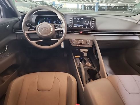 Used 2024 Hyundai Elantra SE image 5