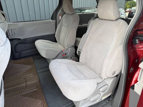 Used 2017 Toyota Sienna LE FWD image 16