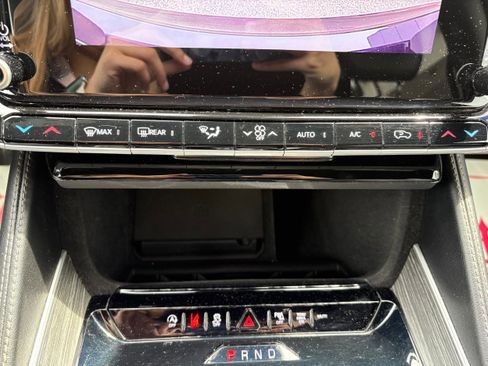 Certified 2024 Jeep Wagoneer Series II w/ Flexible Seating Group AWD/4WD image 27