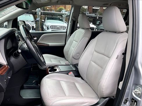 Used 2015 Toyota Sienna Limited Premium image 24