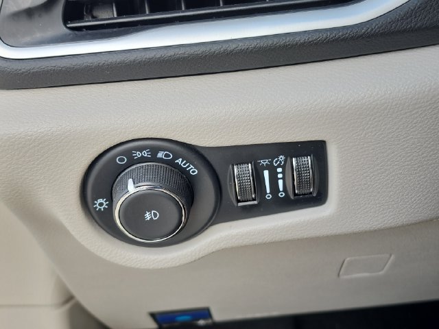 Used 2024 Chrysler Pacifica Touring-L FWD image 25