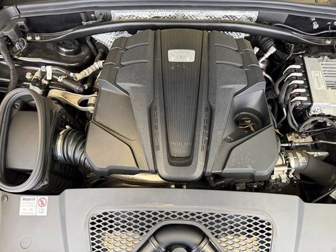 Certified 2024 Porsche Macan S AWD/4WD image 27
