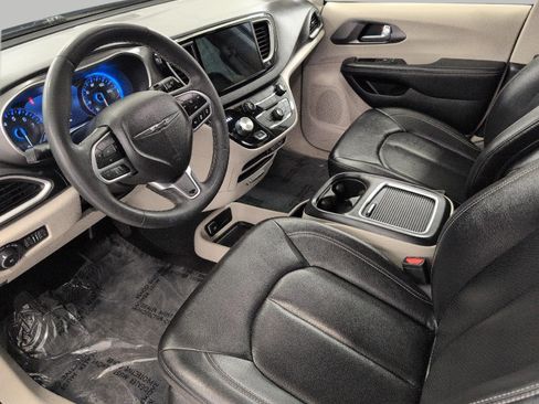 Used 2024 Chrysler Pacifica Touring-L FWD image 10