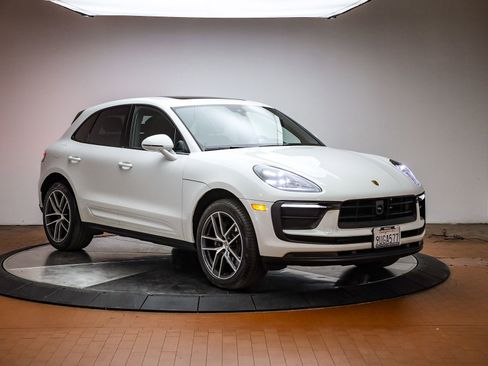 Certified 2025 Porsche Macan image 12