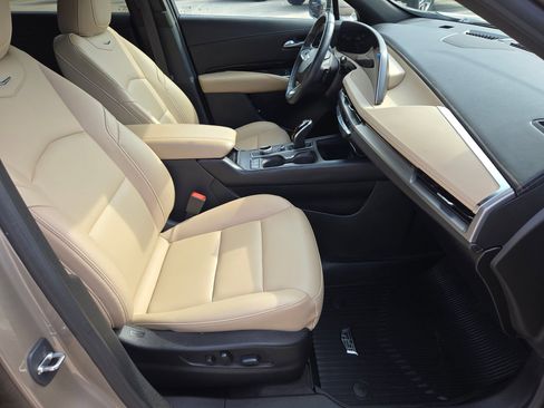 Used 2024 Cadillac XT4 Luxury w/ Cold Weather Package FWD image 27
