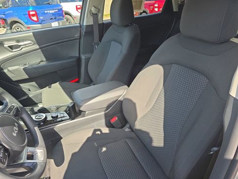 Used 2025 Kia Sportage LX image 16
