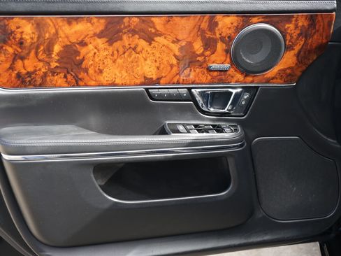 Used 2018 Jaguar XJ R-Sport image 21