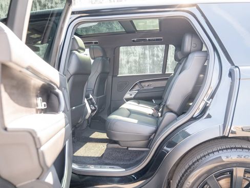Certified 2025 Land Rover Range Rover Long Wheelbase SE AWD/4WD image 33
