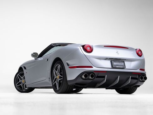 Used 2016 Ferrari California T image 19