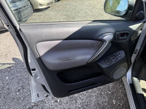 Used 2005 Toyota RAV4 2WD image 15