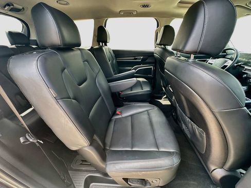 Used 2025 Kia Telluride S FWD image 30