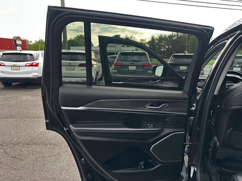Used 2022 Jeep Grand Cherokee L Limited AWD/4WD image 24