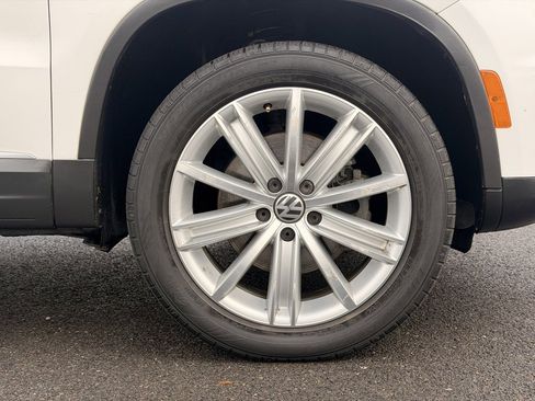 Used 2012 Volkswagen Tiguan SE image 9
