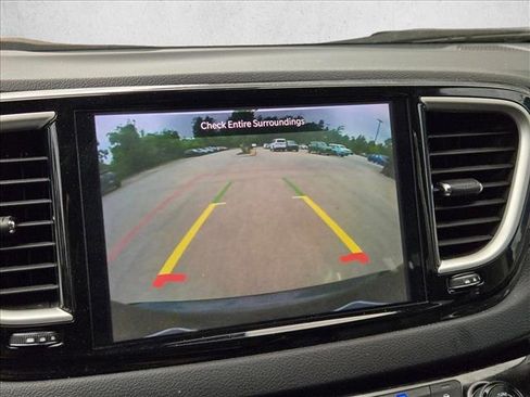 Used 2024 Chrysler Pacifica Touring-L FWD image 12