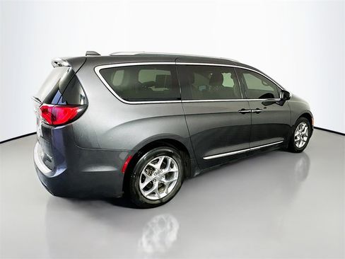 Used 2018 Chrysler Pacifica Limited image 8