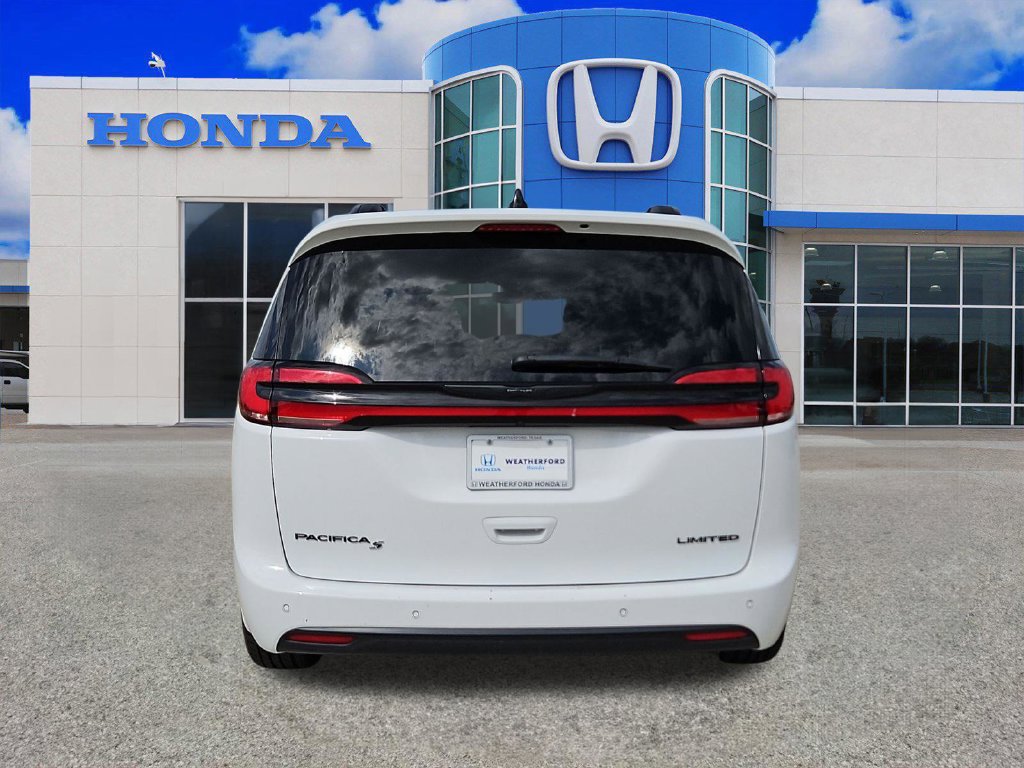 Used 2025 Chrysler Pacifica Limited FWD image 4