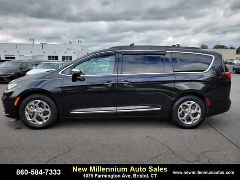 Used 2022 Chrysler Pacifica Limited image 2