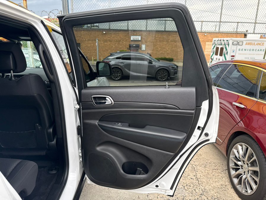 Used 2019 Jeep Grand Cherokee Laredo AWD/4WD image 23