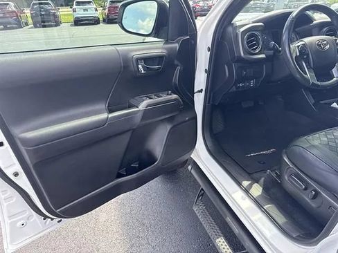 Used 2021 Toyota Tacoma TRD Sport w/ Technology Package AWD/4WD image 8