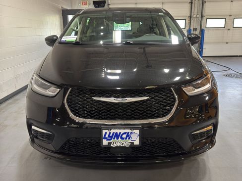 Used 2023 Chrysler Pacifica Touring-L AWD/4WD image 9