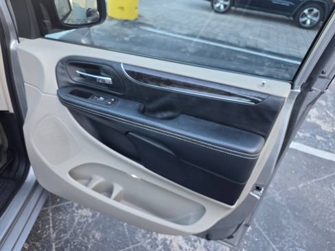 Used 2016 Chrysler Town & Country Touring FWD image 26