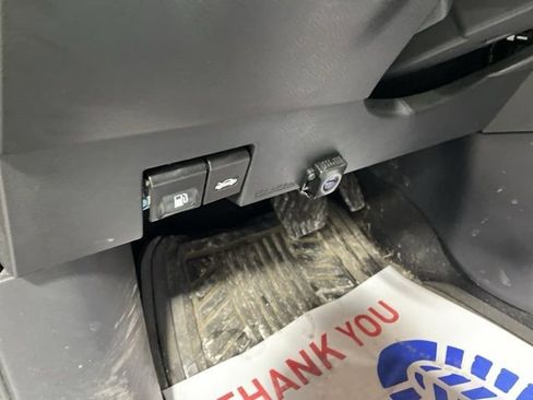 Used 2018 Nissan Kicks SR image 12