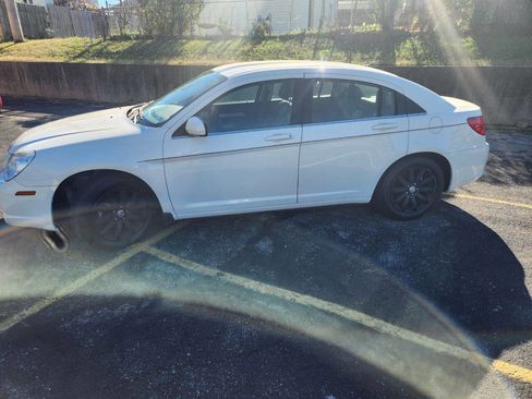 Used 2010 Chrysler Sebring Limited image 6