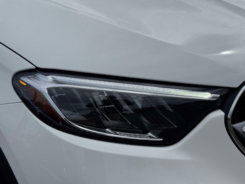 Used 2025 Mercedes-Benz GLC 300 4MATIC image 10