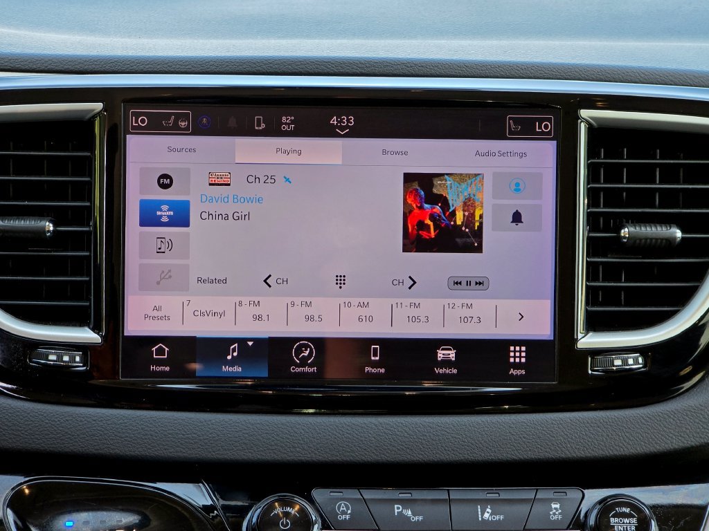 Used 2024 Chrysler Pacifica Touring-L FWD image 8