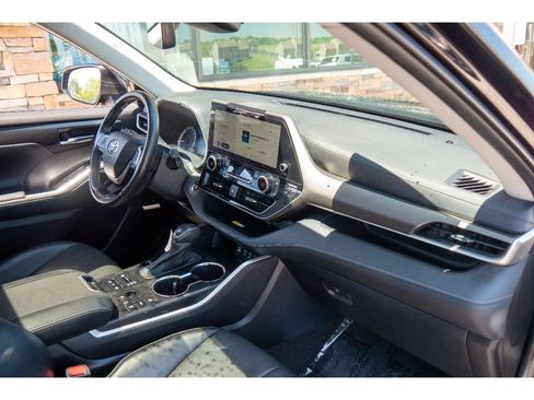Used 2023 Toyota Highlander XLE AWD/4WD image 15