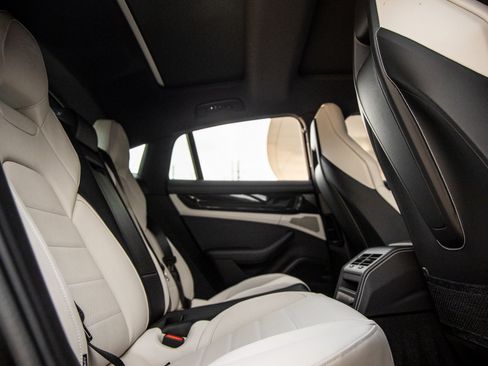 Certified 2025 Porsche Panamera image 33