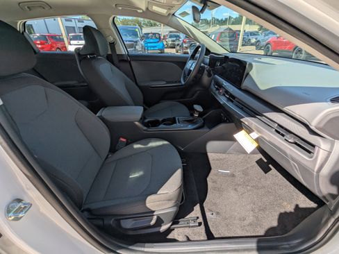 New 2025 Kia K4 LX image 10