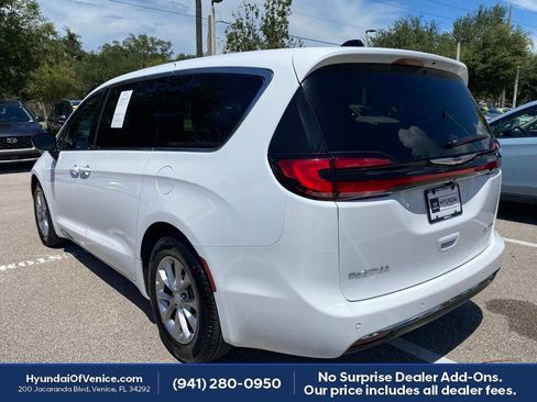 Used 2026 Chrysler Pacifica Limited FWD image 13