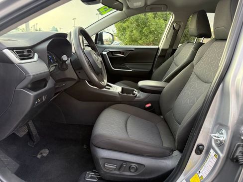 Used 2025 Toyota RAV4 XLE AWD/4WD image 12